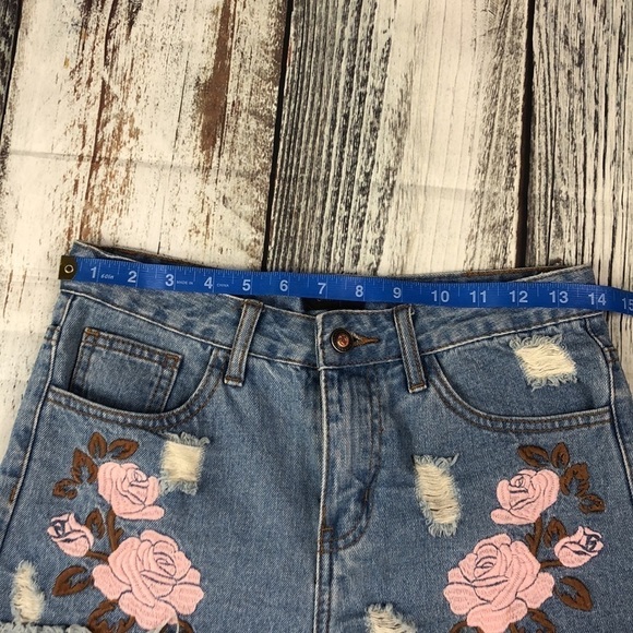 OnTwelfth Women Floral Embroidered Short Size 26 - Picture 4 of 9